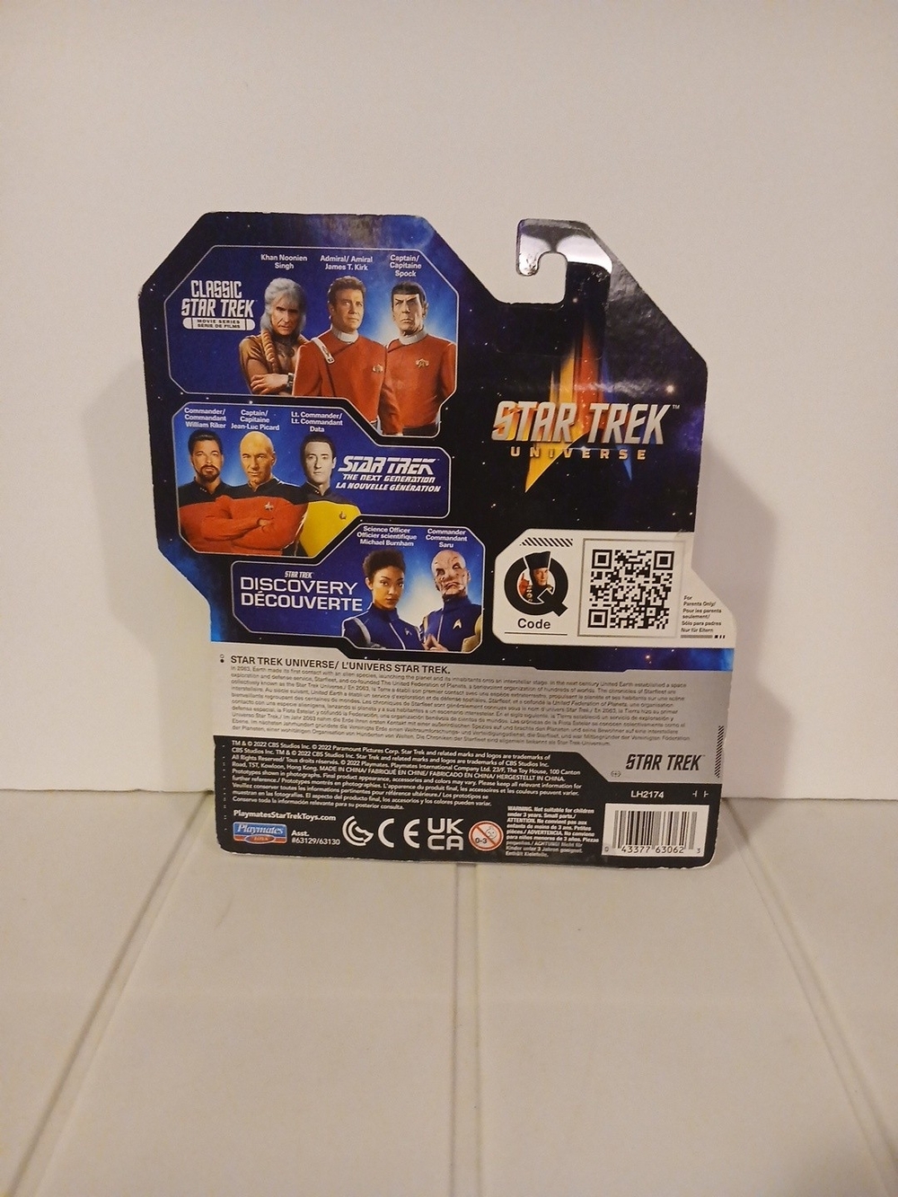 Star Trek Universe Lieutenant Commander Data Action Figure - Yellow & Black - Picture 3 of 5